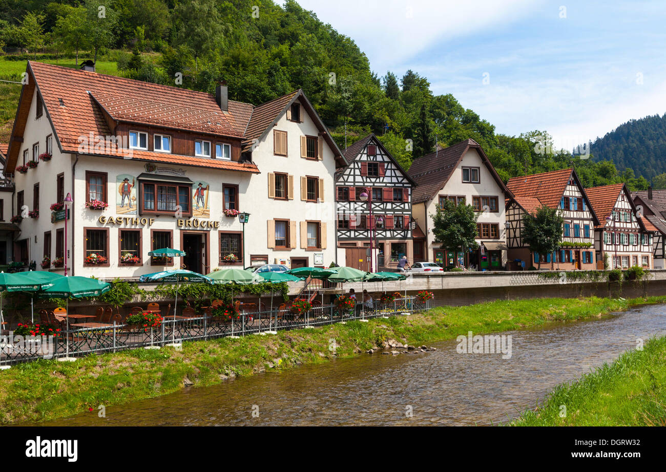 Fachwerkhäuser in Schiltach mit Flusses Schiltach im Kinzigtal, Schwarzwald, Baden-Württemberg, PublicGround Stockfoto