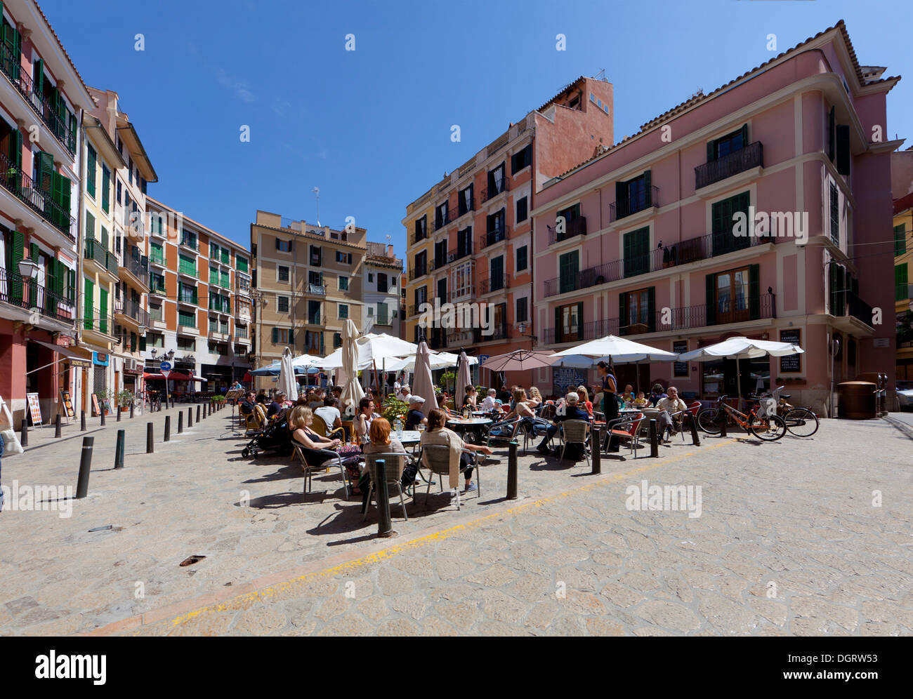 Straßencafés am Plaça de Salvador quadratisch, historische Stadtzentrum, Palma de Mallorca, Mallorca, Balearen, Spanien, Europa Stockfoto