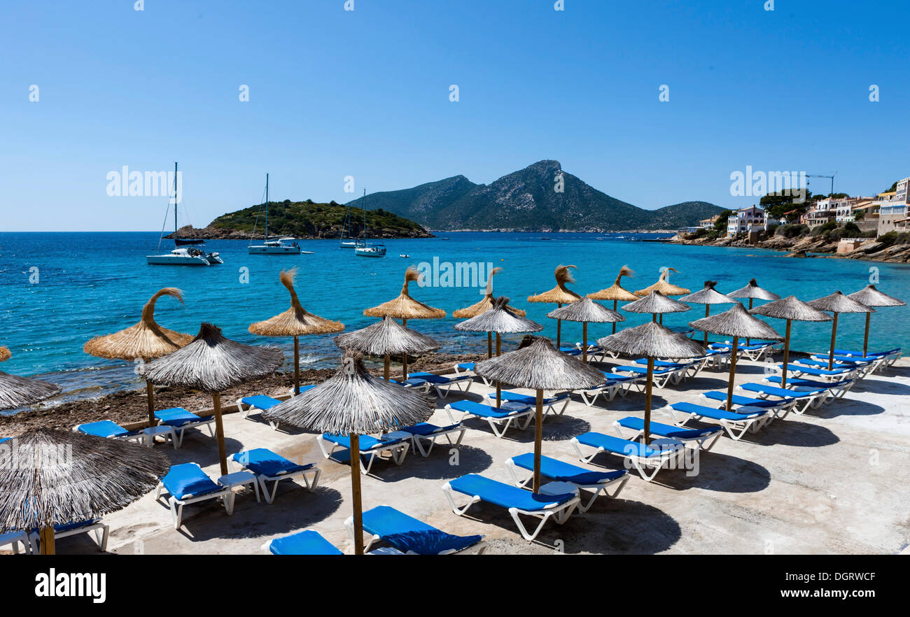 Sonnenschirme, Sant Elm, Gemeinde Andratx, Sant Elm, Mallorca, Balearen, Mittelmeer, Spanien, Europa Stockfoto