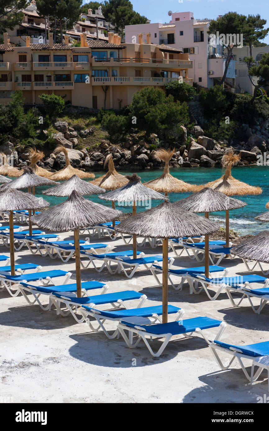 Sonnenschirme, Sant Elm, Gemeinde Andratx, Sant Elm, Mallorca, Balearen, Mittelmeer, Spanien, Europa Stockfoto