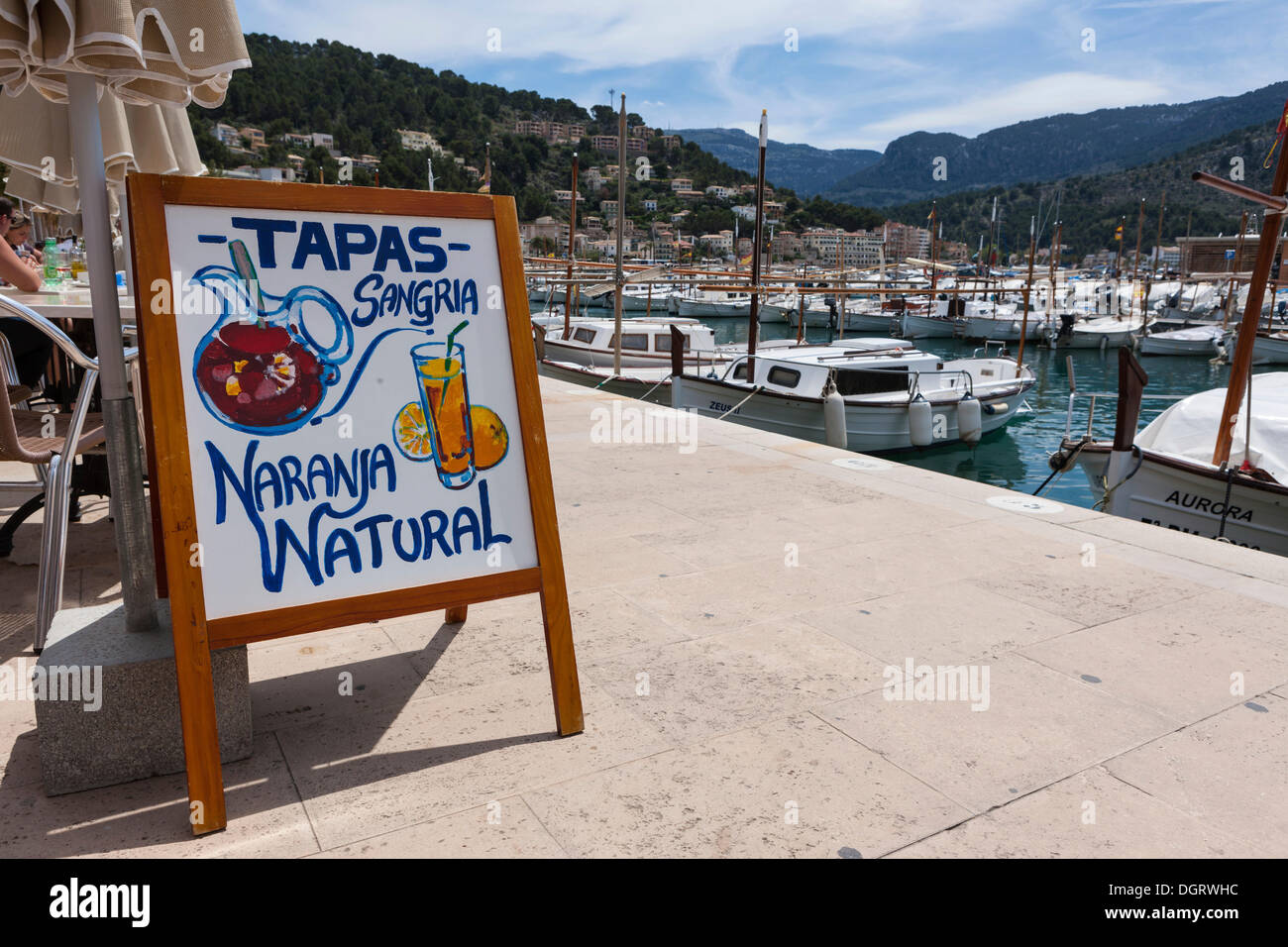 Speisekarte an Bord für Tapas in einem Restaurant in Port de Sóller, Sóller, nordwestlichen Küste von Mallorca, Balearen Stockfoto