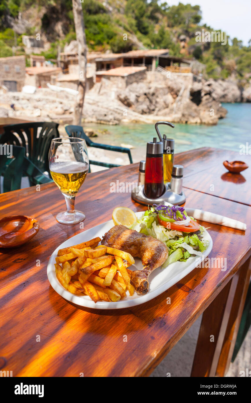 Restaurant in einem Fischerdorf und versteckten Bucht von Cala Deià, Deià, Serra de Tramuntana, Nordwestküste, Mallorca Stockfoto