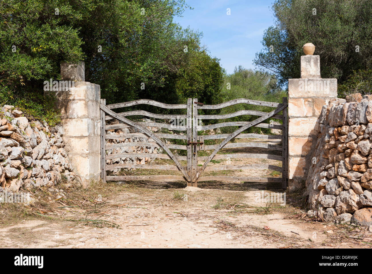 Altes Tor führt zu einem Bauernhof, El Toro, Mallorca, Mallorca, Balearen, Spanien, Europa Stockfoto