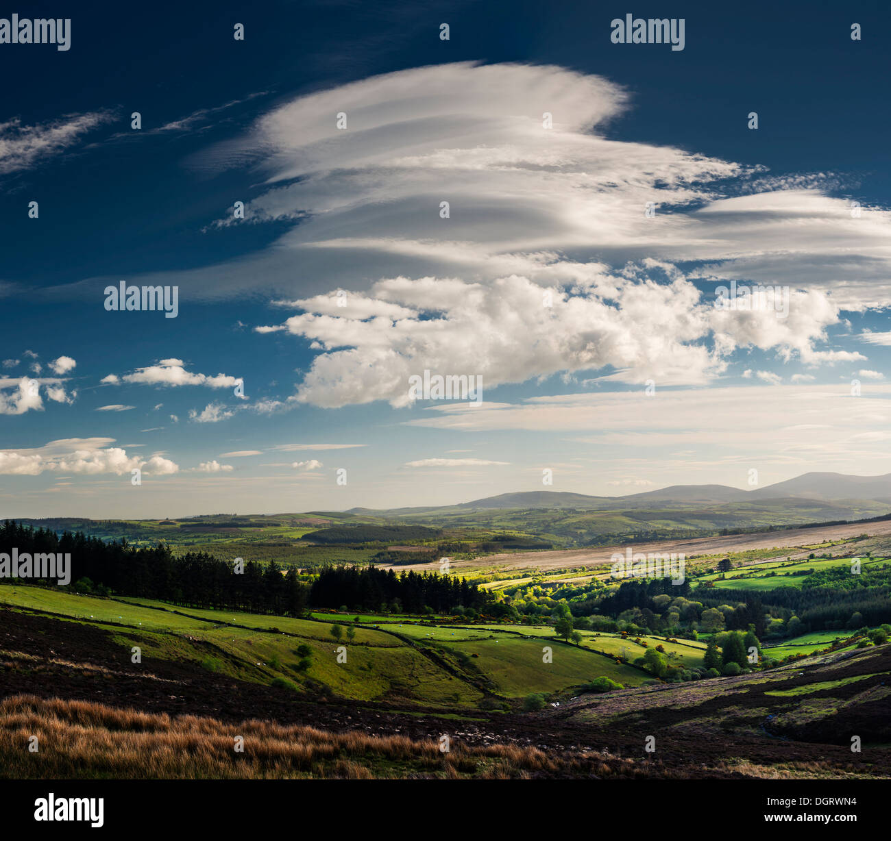 Linsenförmige Wolken über Glendalough Tal, Comeragh Mountains, Grafschaft Waterford, Knockmealdown Mountains im Abstand Stockfoto