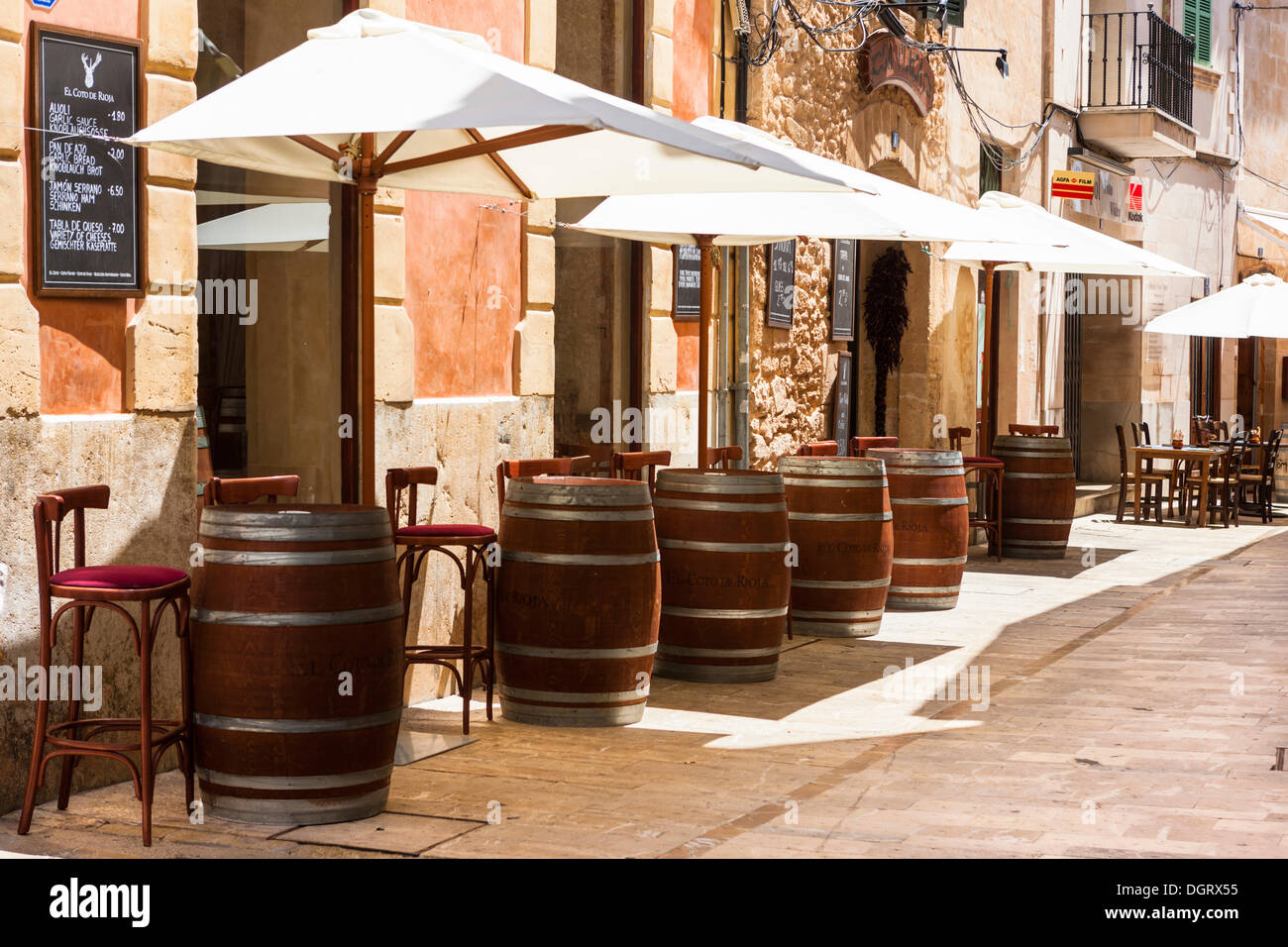 Restaurants im historischen Bezirk von Alcudia, Alcudia, Greifswald, Mallorca, Balearen, Spanien Stockfoto