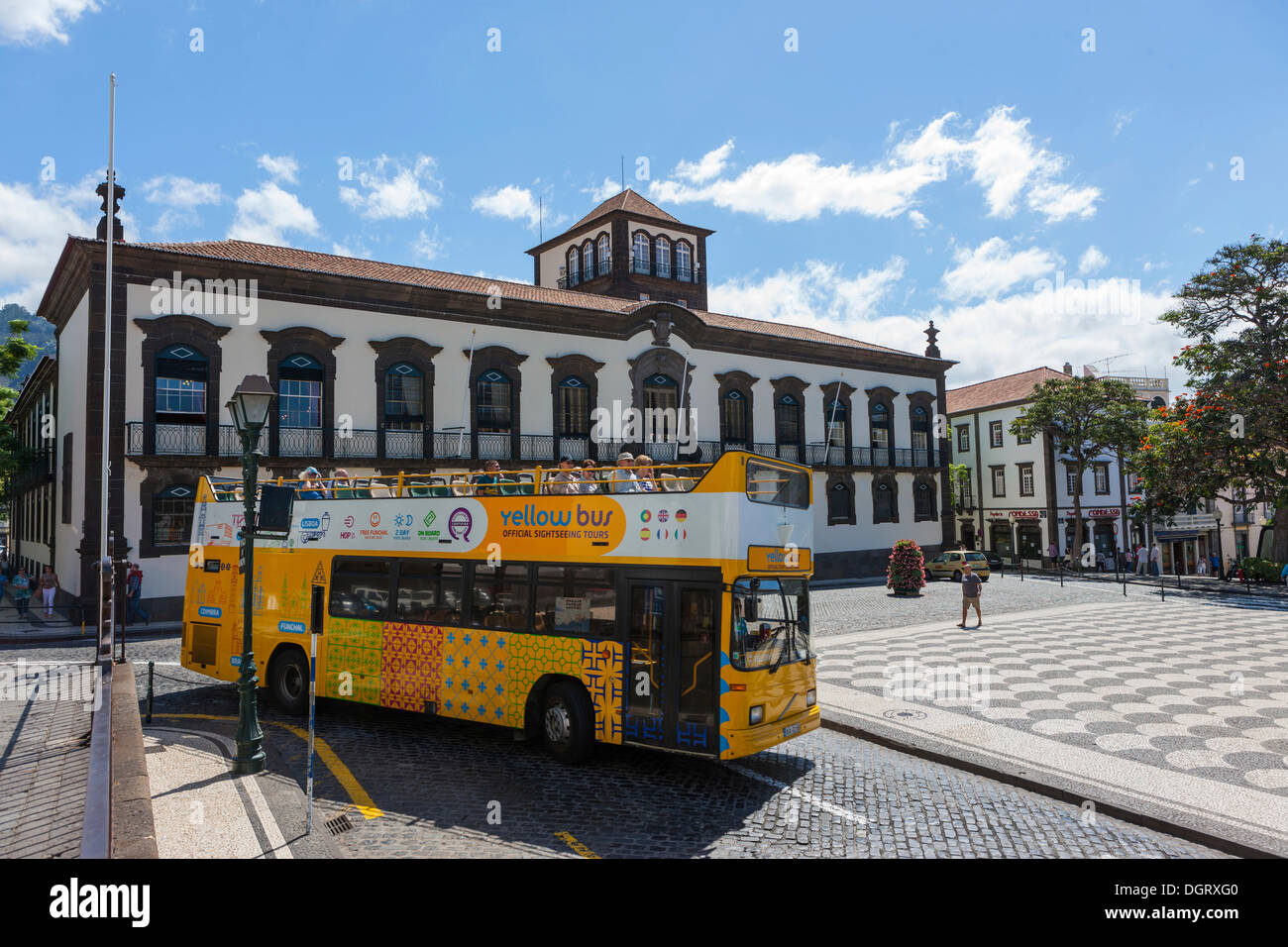 Sightseeing-Bus vor dem Rathaus oder Camara Municipal von Funchal, Praco Municipio Santa Luzia, Funchal, Madeira Stockfoto