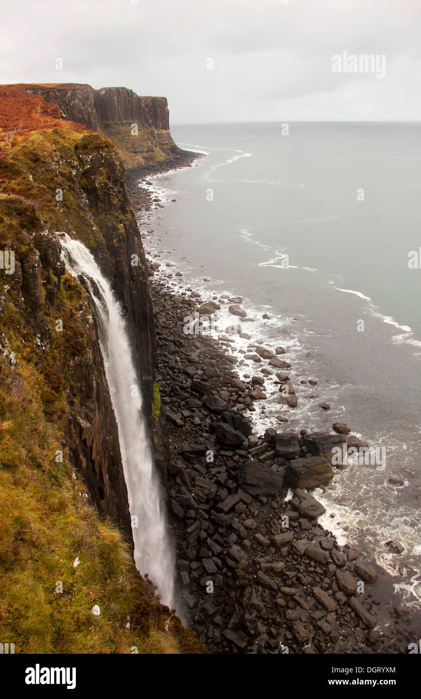 Wasserfall am Kilt Rock, Isle Of Skye, innere Hebriden, Schottland, Vereinigtes Königreich, Europa Stockfoto