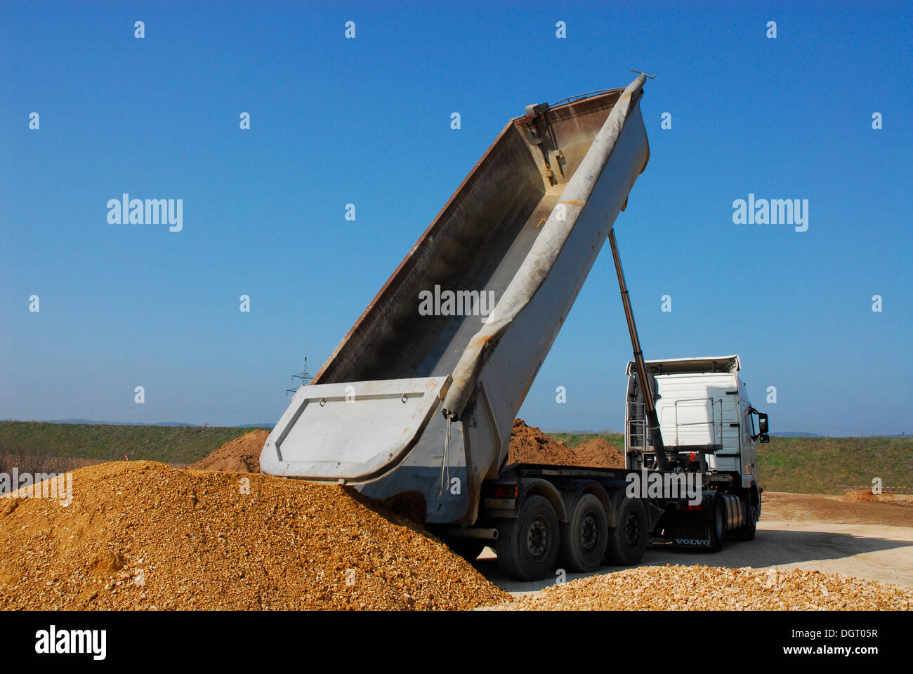 Dump Truck oder Erde Umzugs-LKW liefern Sand auf einer Großbaustelle Stockfoto