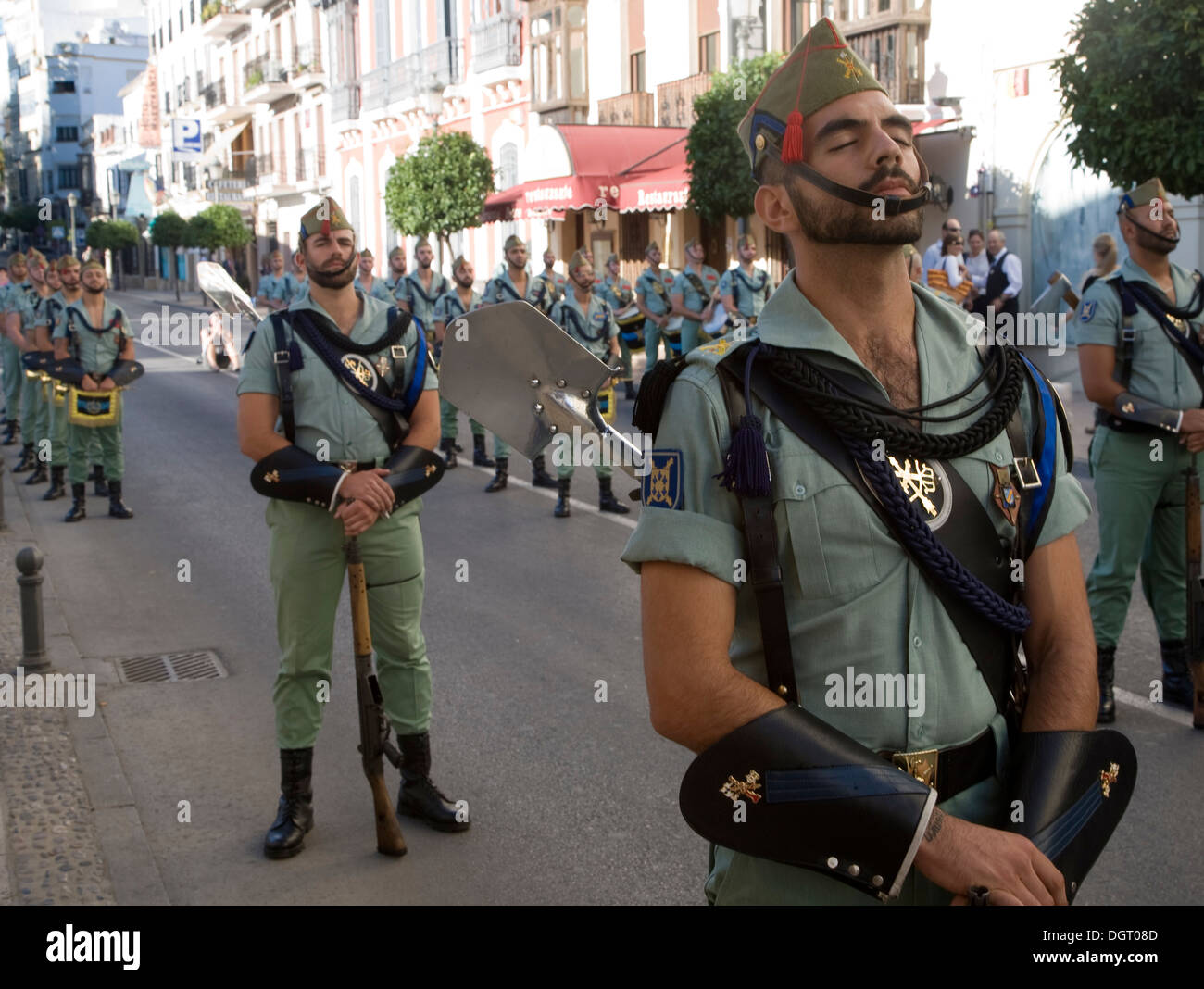 Soldaten Militärkapelle Parade Marsch für Bundesfeier Ronda, Spanien Stockfoto