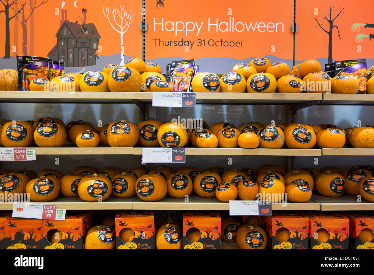 Halloween-Ware: festliche Kürbisse auf Verkauf in einem britischen Supermarkt. Stockfoto