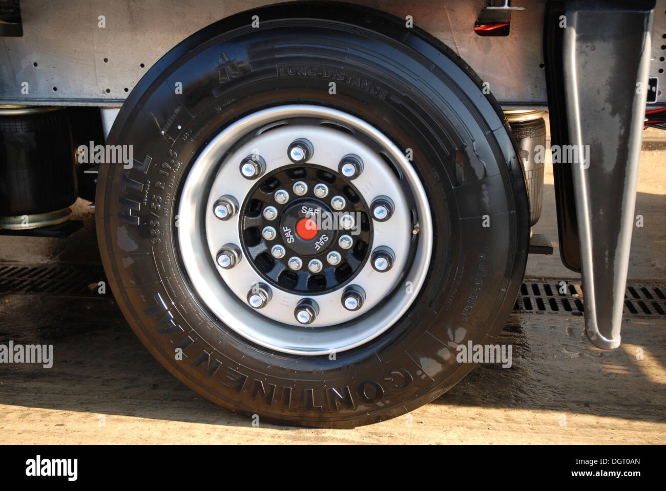LKW aus Stahl-Räder mit Reifen von Continental Stockfoto