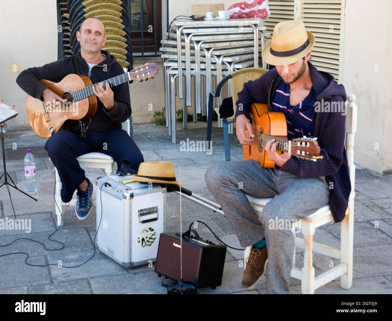 Zwei männliche Gitarristen Straße als Straßenmusikant Ronda Spain Stockfoto