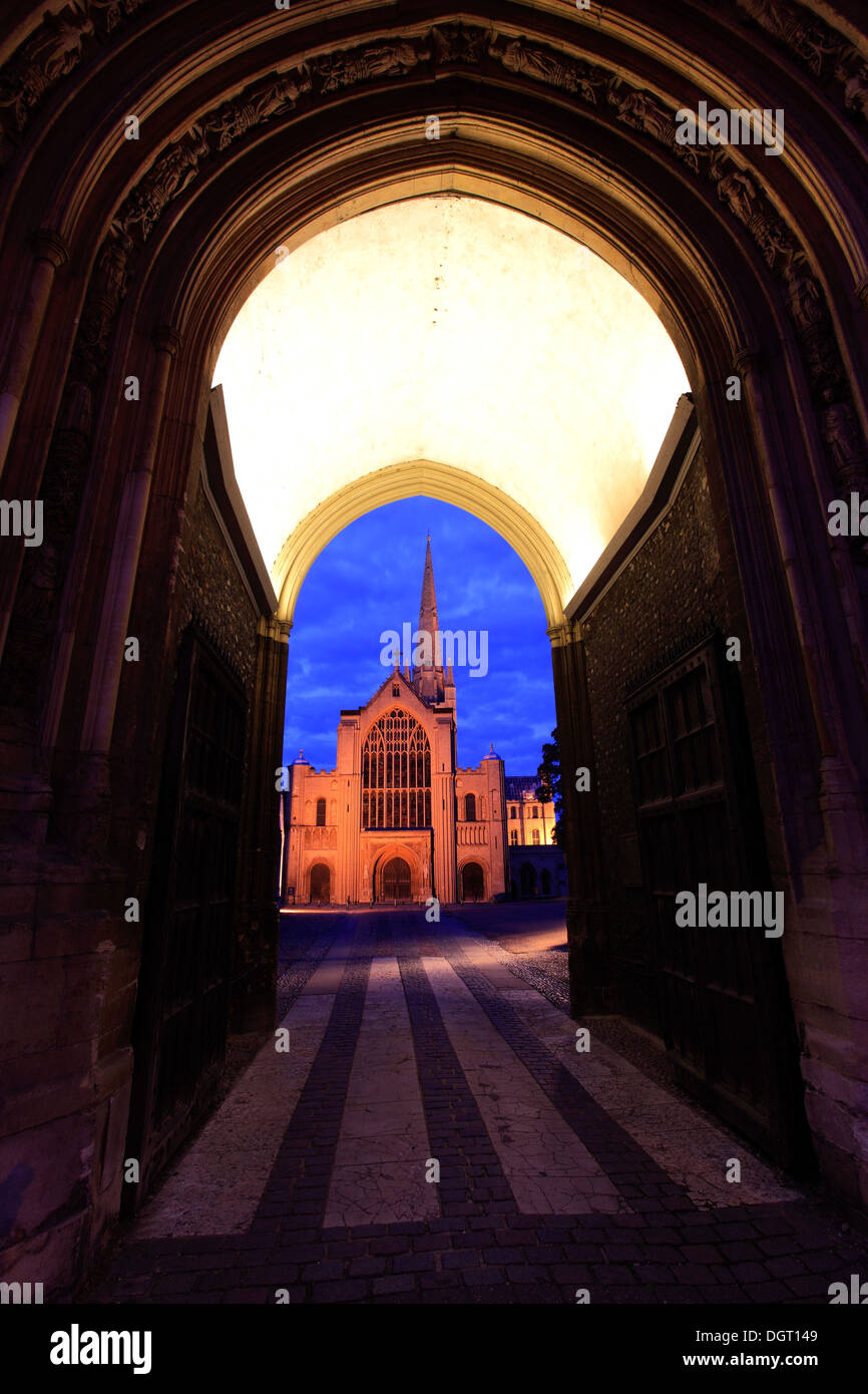 Sommer, nächtliche Aussicht auf Norwich Cathedral, Norwich City, Norfolk County, England, UK Stockfoto