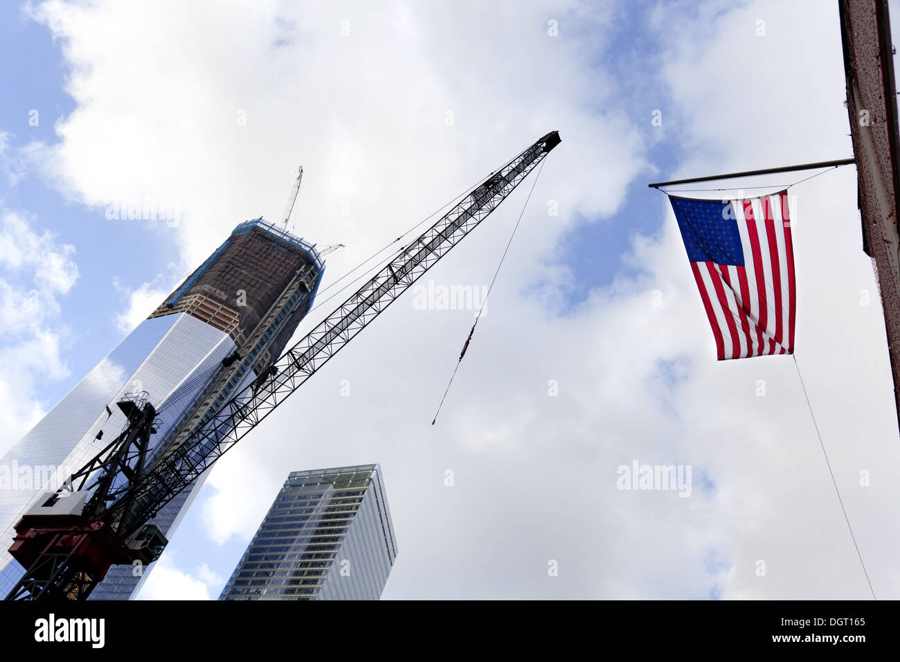 NEW YORK CITY-One World Trade Center Gebäude noch im Bau und die amerikanische Flagge, 2. Januar 2012 Stockfoto
