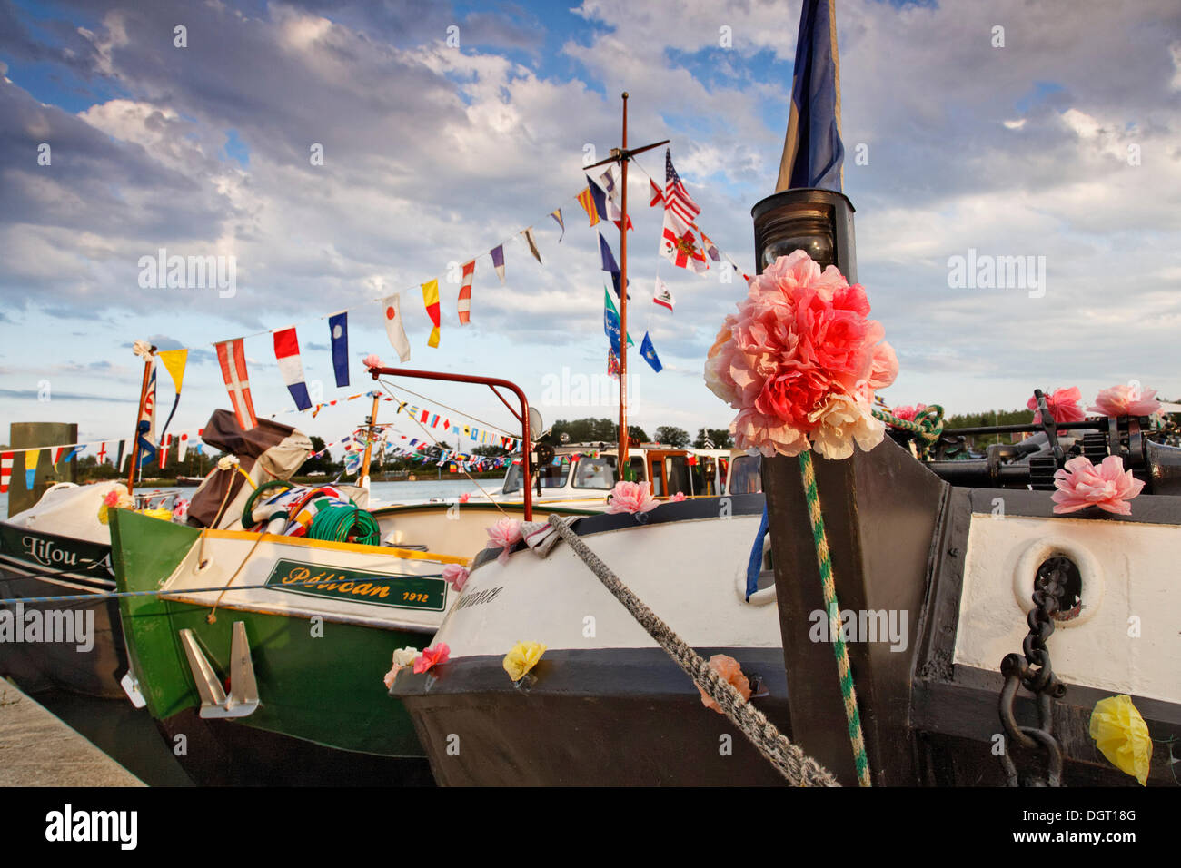 Boote für die 42. Pardon de Marines, Wallfahrt der Schiffer auf der Saône und seine Ufer, Saint-Jean-de-Losne dekoriert Stockfoto