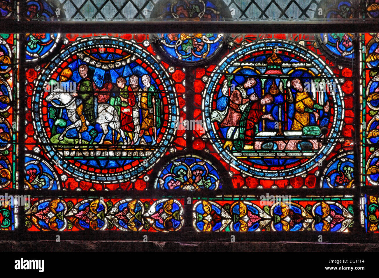 Glasfenster im Chor mit einer Darstellung von Pilgern besucht das Grab von Thomas Becket in Canterbury Cathedral Stockfoto