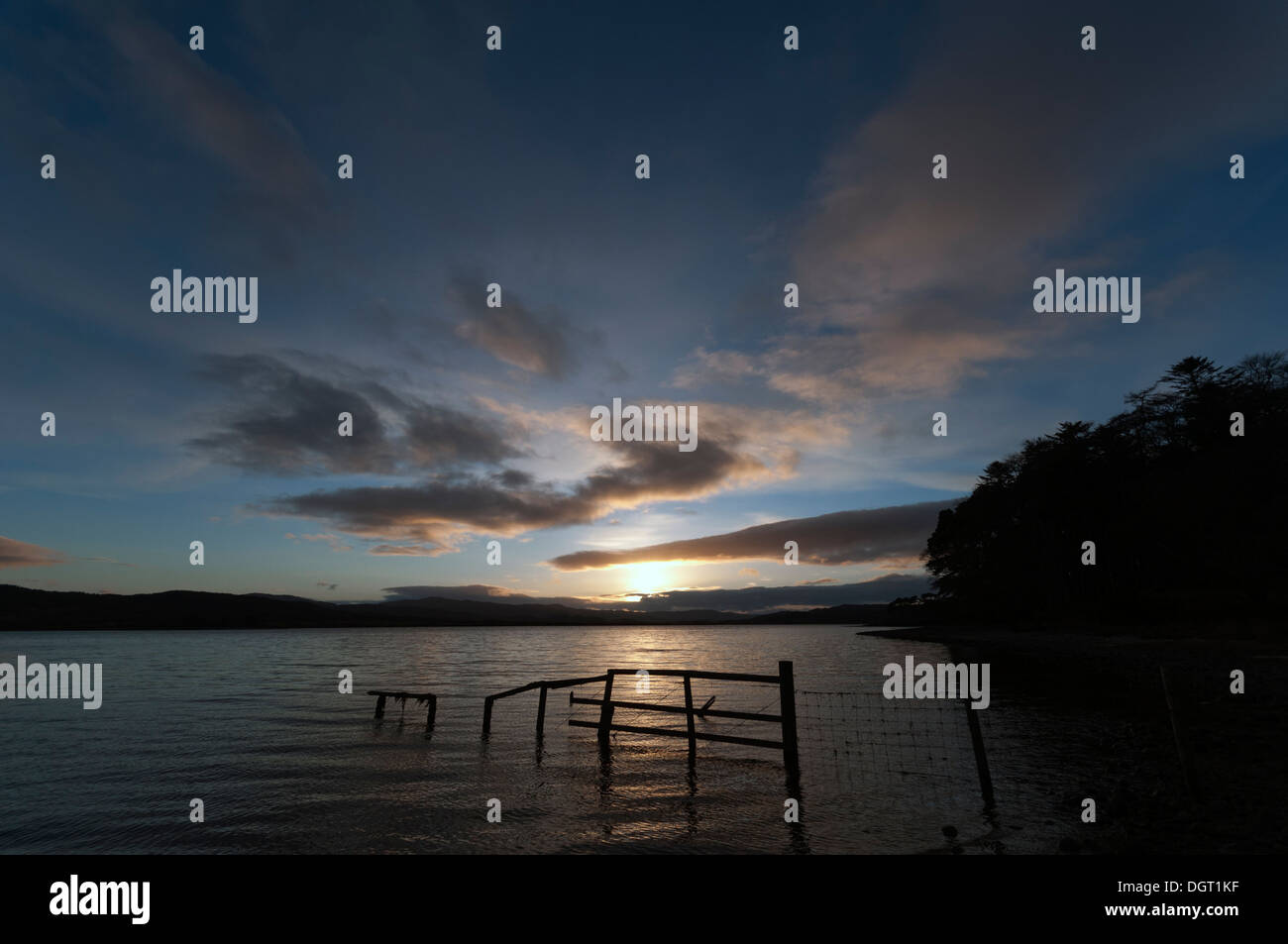 Sonnenuntergang in der Nähe von Dalelia (Dail ein Leigh) am Loch Shiel, Moidart, Hochlandregion, Schottland, UK. Stockfoto