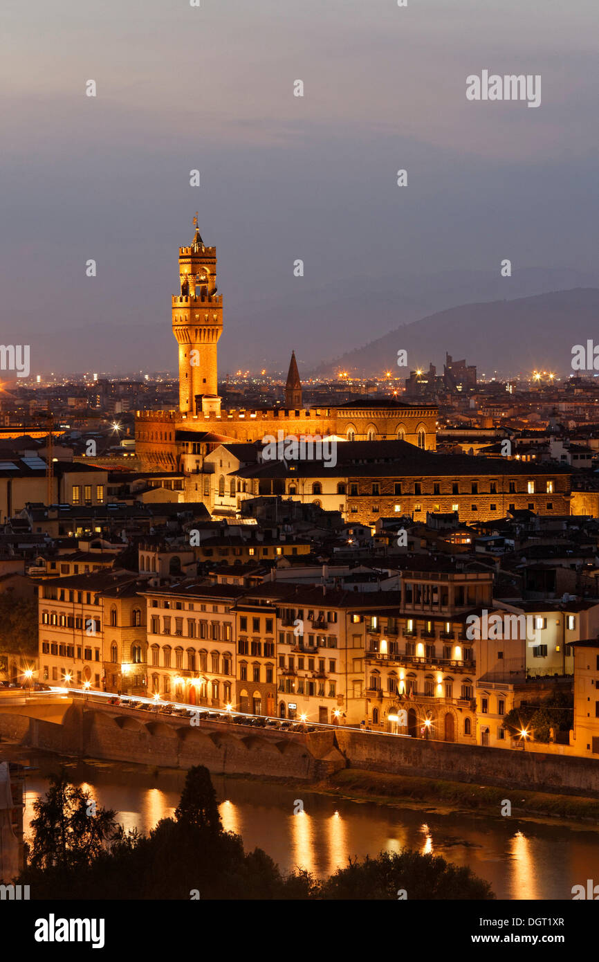 Abend auf der Piazzale Michelangolo, mit Blick auf die Altstadt mit dem Palazzo Vecchio, Florenz, Provinz Florenz, Toskana Stockfoto