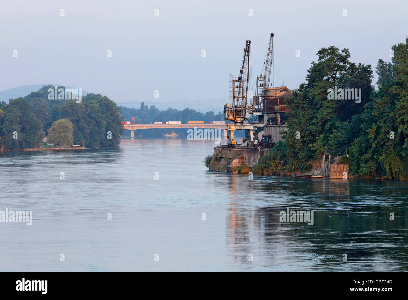 Die neue Autobahnbrücke und den Rheinhafen Hafen, Ende des oberen schiffbaren Rhein, Rheinfelden - Baden, Baden-Württemberg Stockfoto