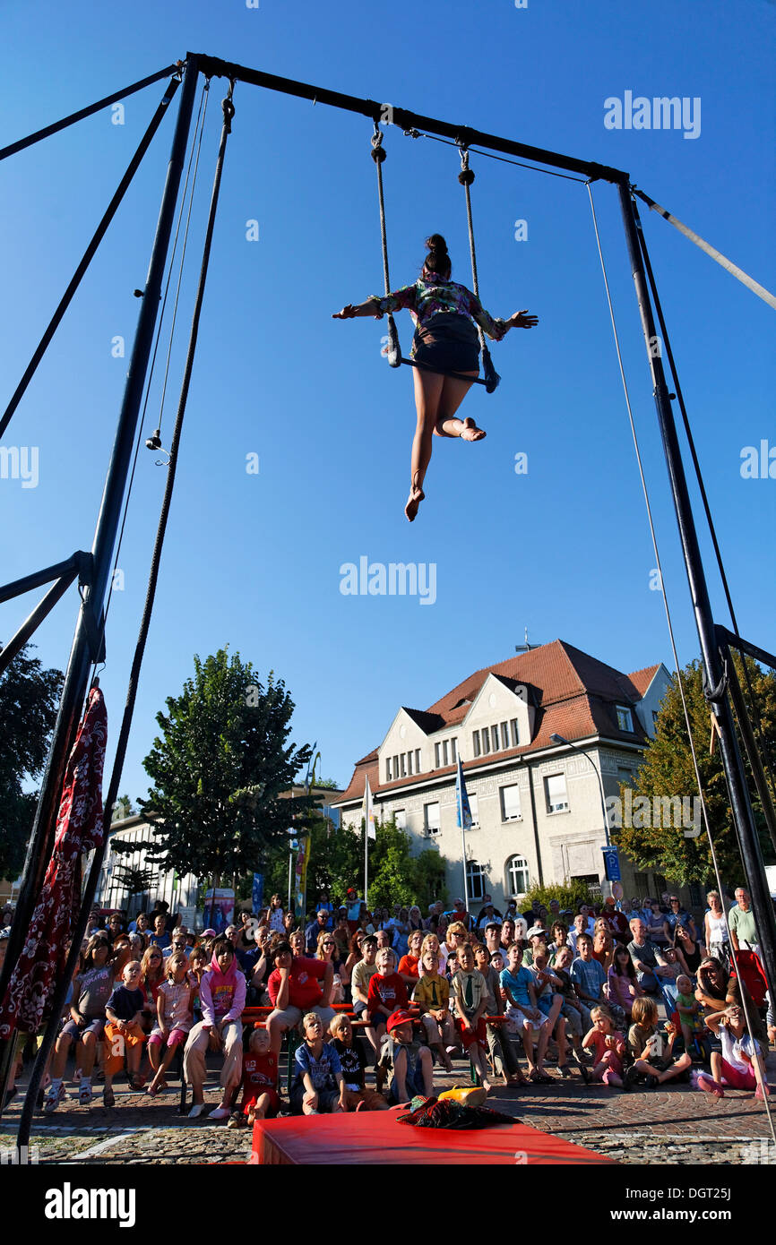 Die dritte Brueckensensationen Straßentheaterfestival, Andrea Beck Auftritten als Madame Nathalie am Trapez Stockfoto