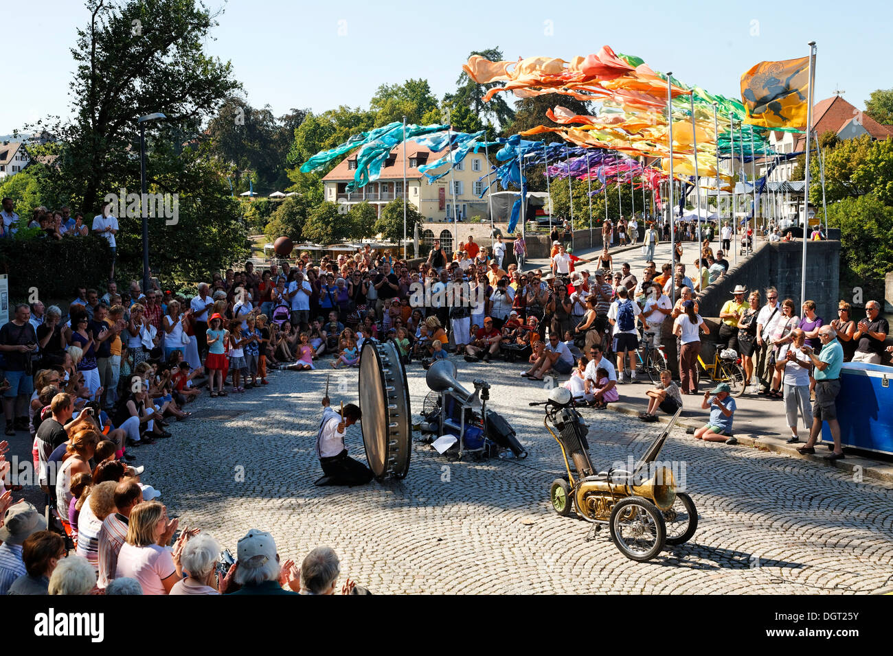Die dritte Brueckensensationen Straßentheaterfestival, Ulrich Kahlert Auftritten als Ulik auf der Rheinbruecke-Brücke Stockfoto