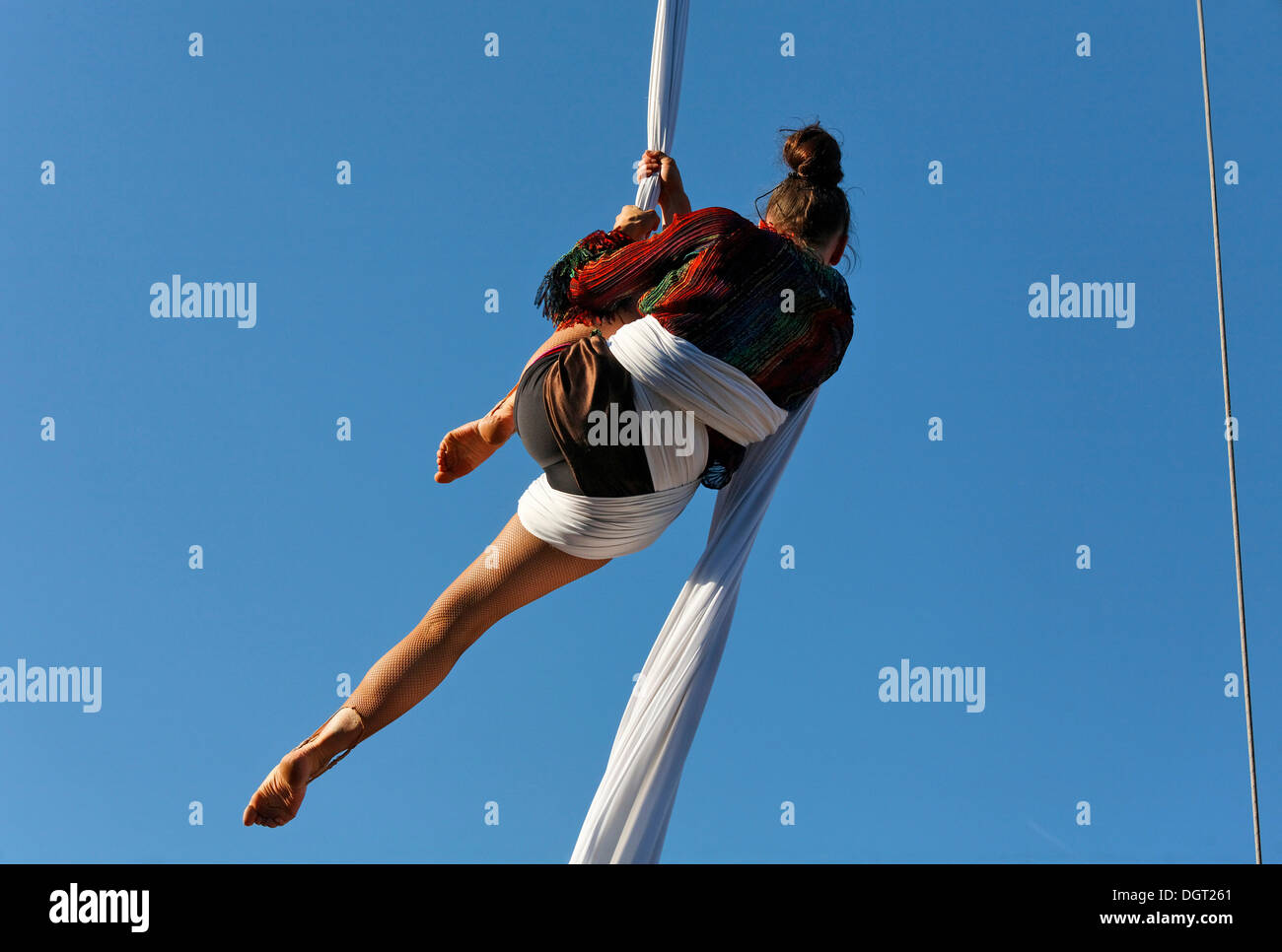 Die dritte Brueckensensationen Straßentheaterfestival, Andrea Beck Auftritten als Madame Nathalie am Trapez Stockfoto