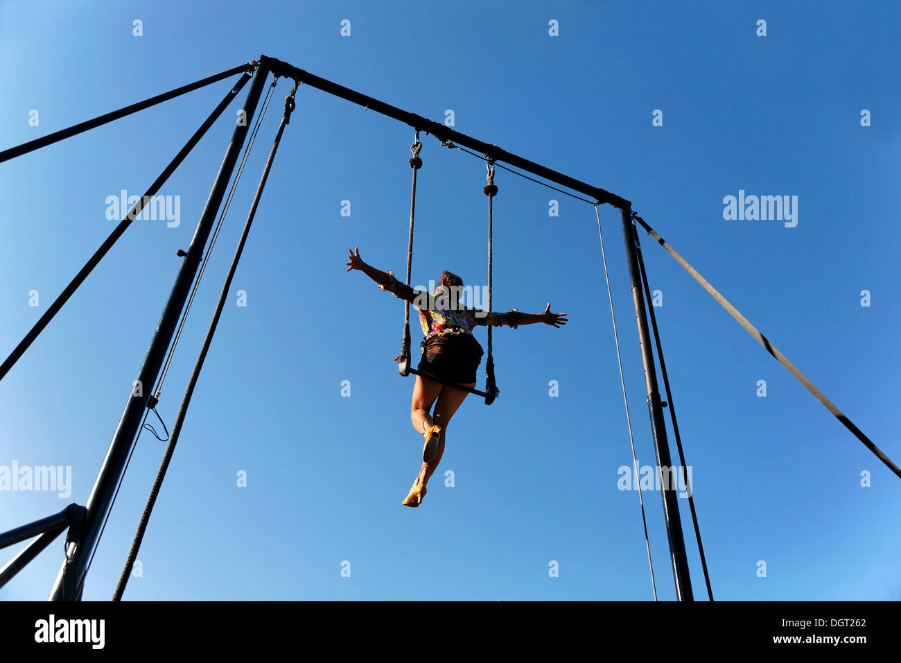 Die dritte Brueckensensationen Straßentheaterfestival, Andrea Beck Auftritten als Madame Nathalie am Trapez Stockfoto
