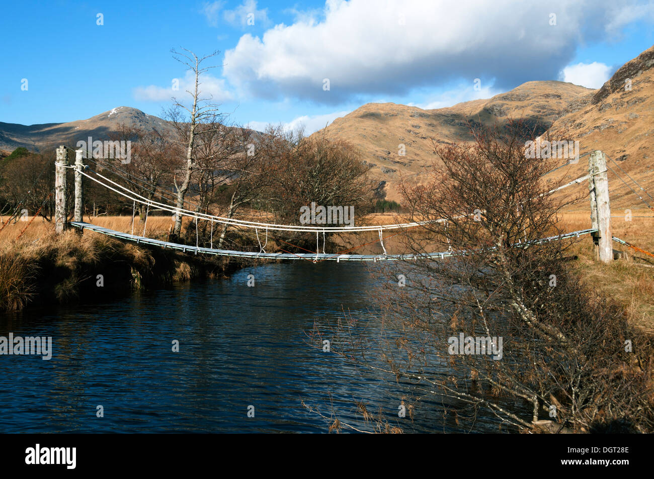 Suspension Brücke über den Fluss Moidart in Glen Moidart Hochlandregion, Schottland, UK. Stockfoto