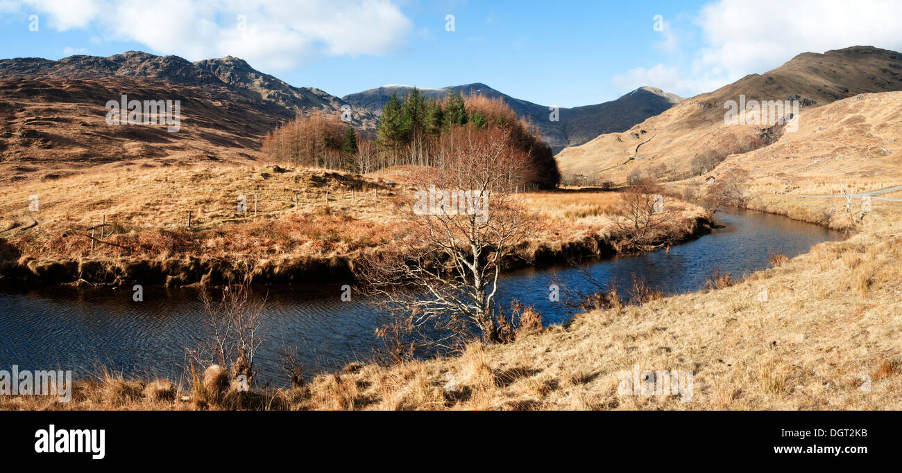 Rois Bheinn und Sgùrr Na Bà Glaise vom Fluss Moidart in Glen Moidart Hochlandregion, Schottland, UK. Stockfoto