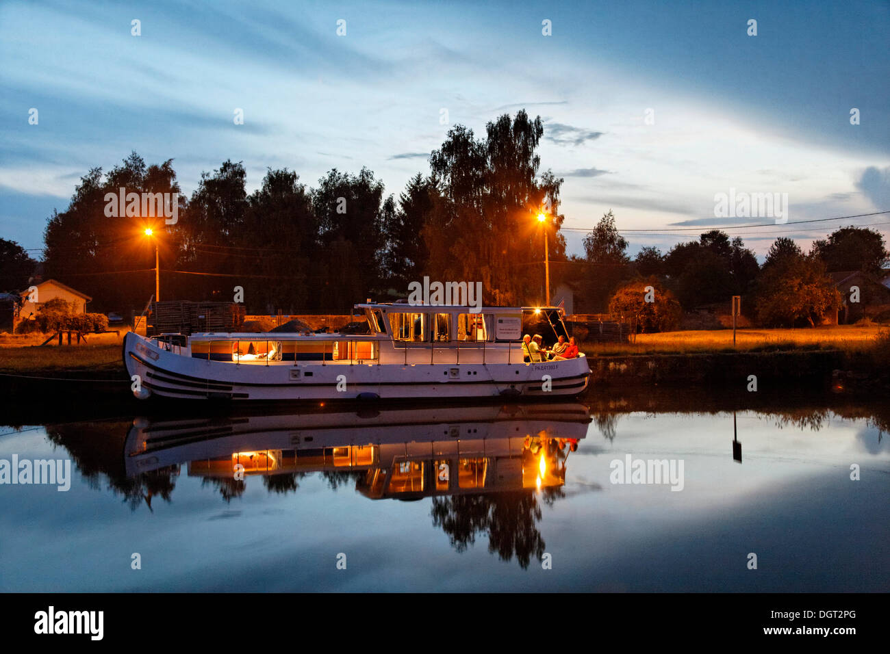 Hausboot auf dem Canal des Vosges, früher Canal de l ' est, Abendstimmung im Hafen, Girancourt, Epinal, Lorraine Stockfoto