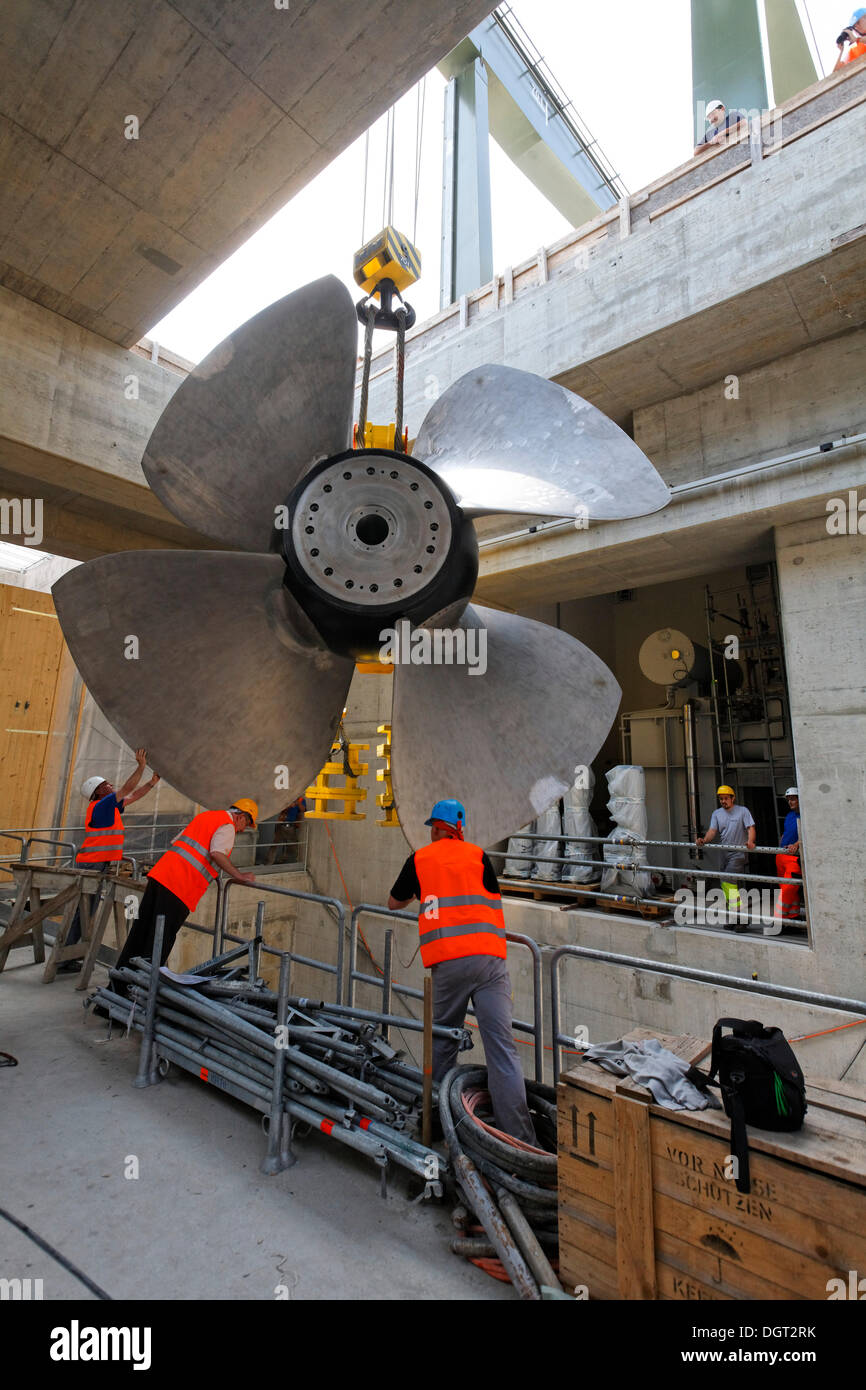 Baustelle des neuen Wasserkraftwerks in Rheinfelden, Welle 3, Positionierung des Laufrades, 6,5 Meter im Durchmesser und Stockfoto