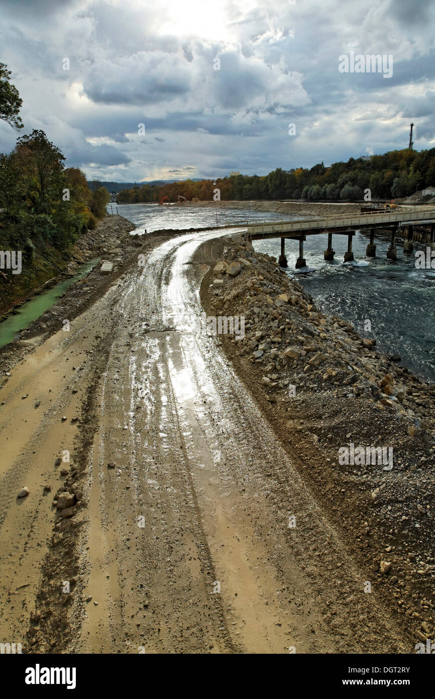 Baustelle des neuen Wasserkraftwerks in Rheinfelden, Vertiefung der unteren Wasser mit einer vorläufigen gefüllte Damm in der Stockfoto