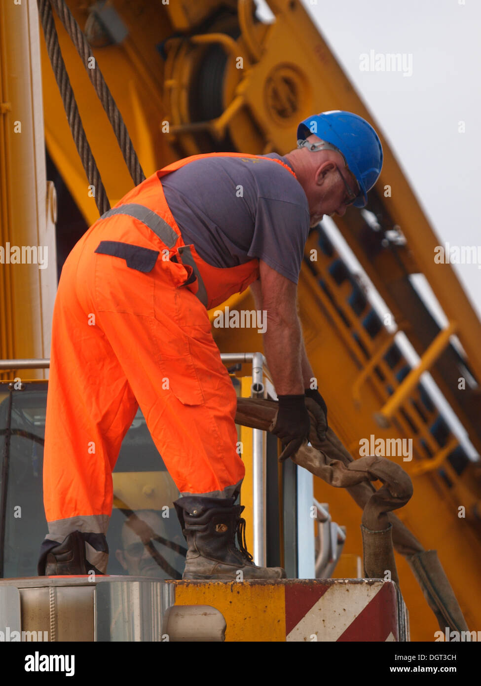 Bauarbeiter befestigen Riemen vom Kran, UK Stockfoto
