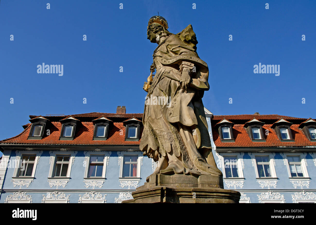 Statue von Saint Cunigunde von Luxemburg vor ein dekoratives traditionelles Stadthaus, Bamberg, Franken, Oberbayern Stockfoto