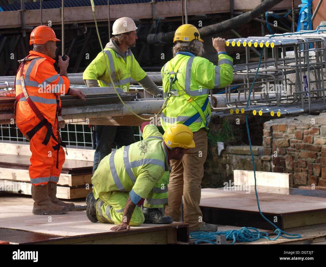 Bauarbeiter auf der neuen Brücke Projekt, Bude, Cornwall, UK Stockfoto