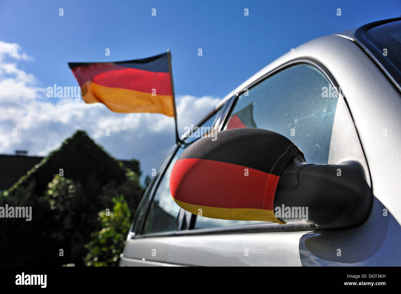 Deutschland-Flagge und deutsche Flagge auf einem Außenspiegel an
