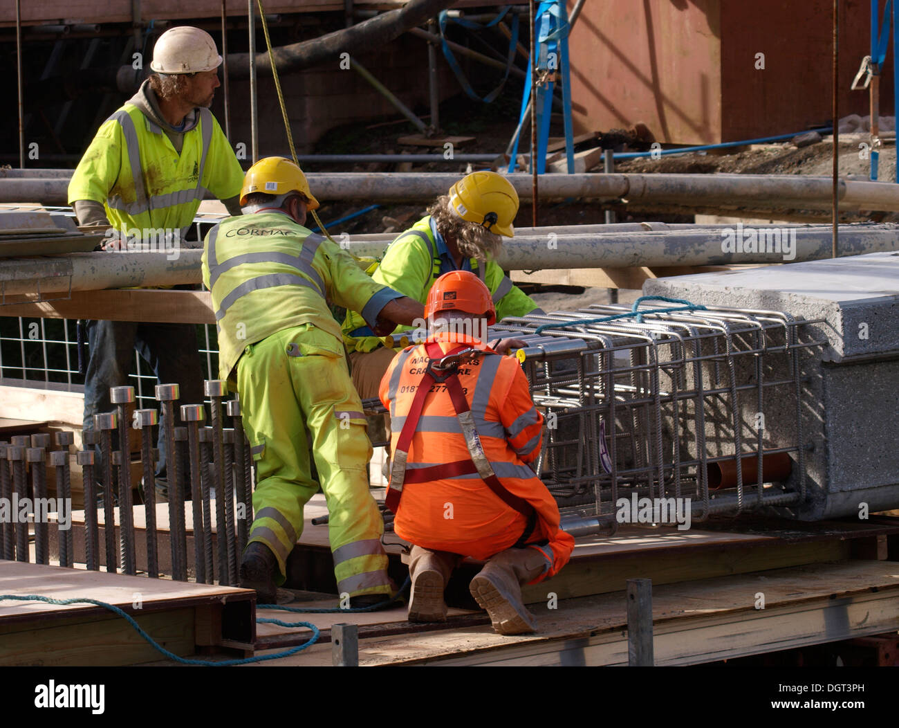 Bauarbeiter auf der neuen Brücke Projekt, Bude, Cornwall, UK Stockfoto