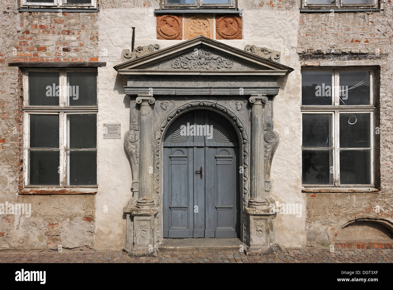 Renaissance-Portal, ein Kaufmannshaus erbaut 1568, eine Informationstafel auf der linken Seite, Jacobiturmstrasse Straße, Stralsund Stockfoto