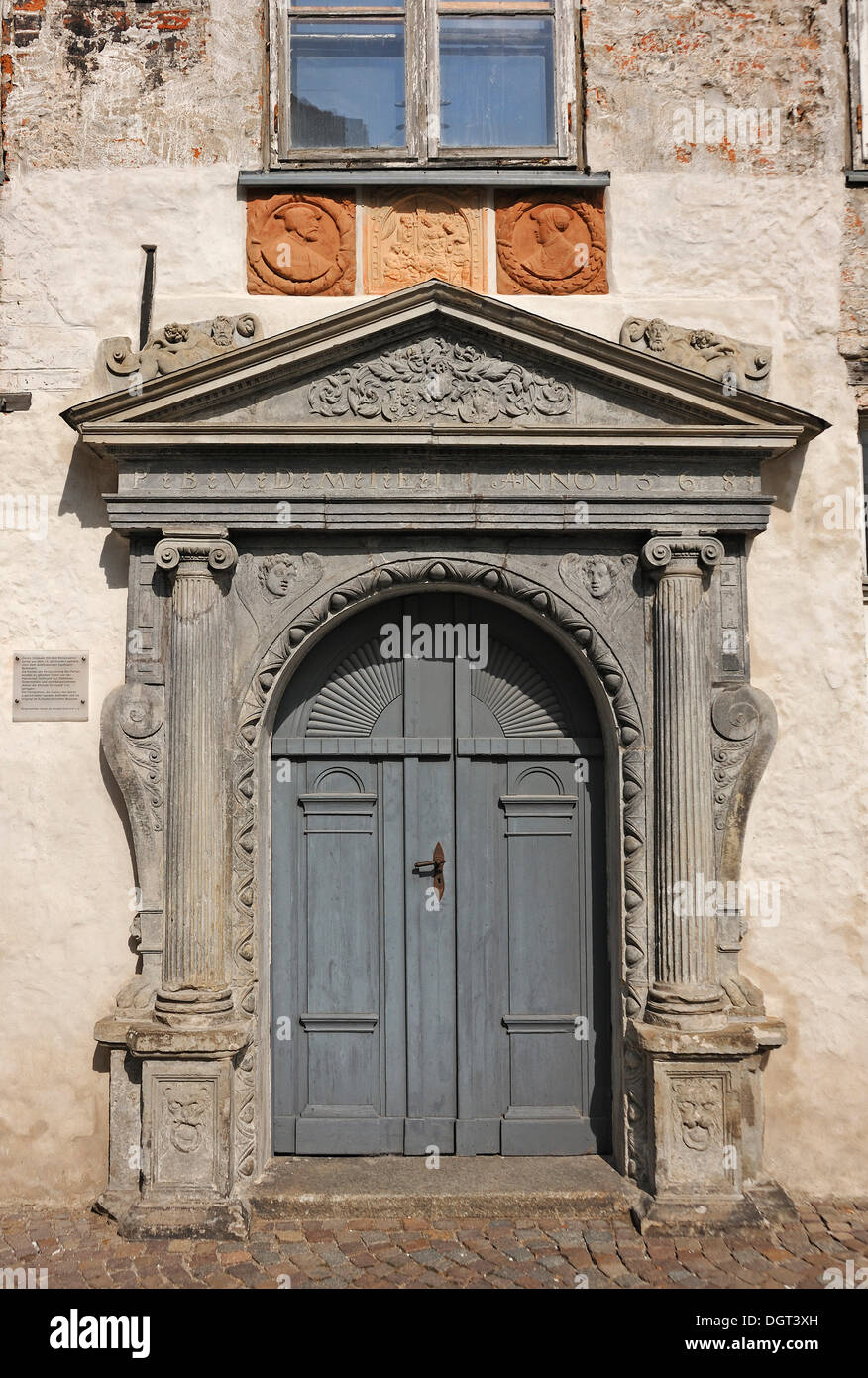 Renaissance-Portal, ein Kaufmannshaus erbaut 1568, eine Informationstafel auf der linken Seite, Jacobiturmstrasse Straße, Stralsund Stockfoto