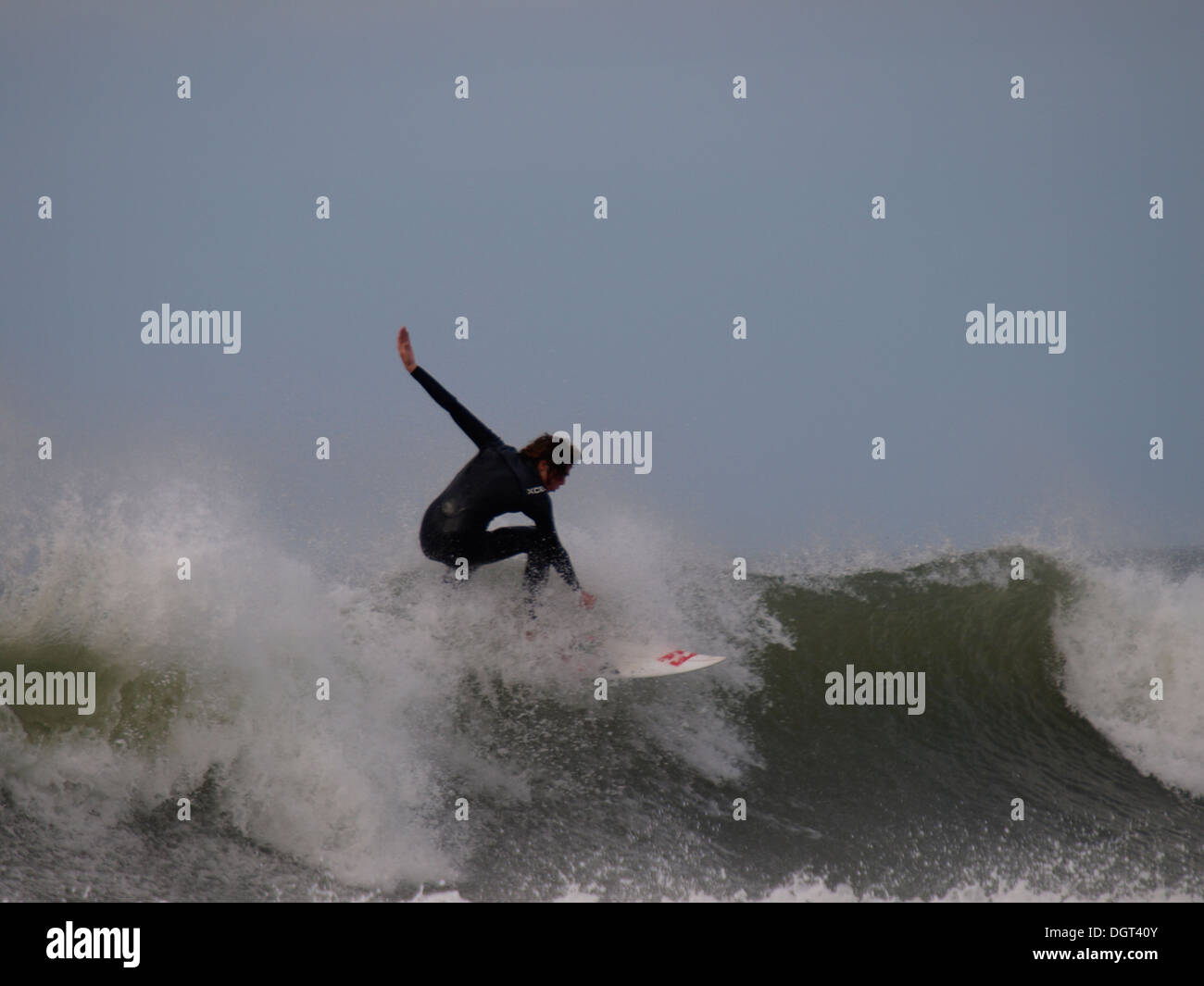 Winter Surfen, Bude, Cornwall, UK Stockfoto