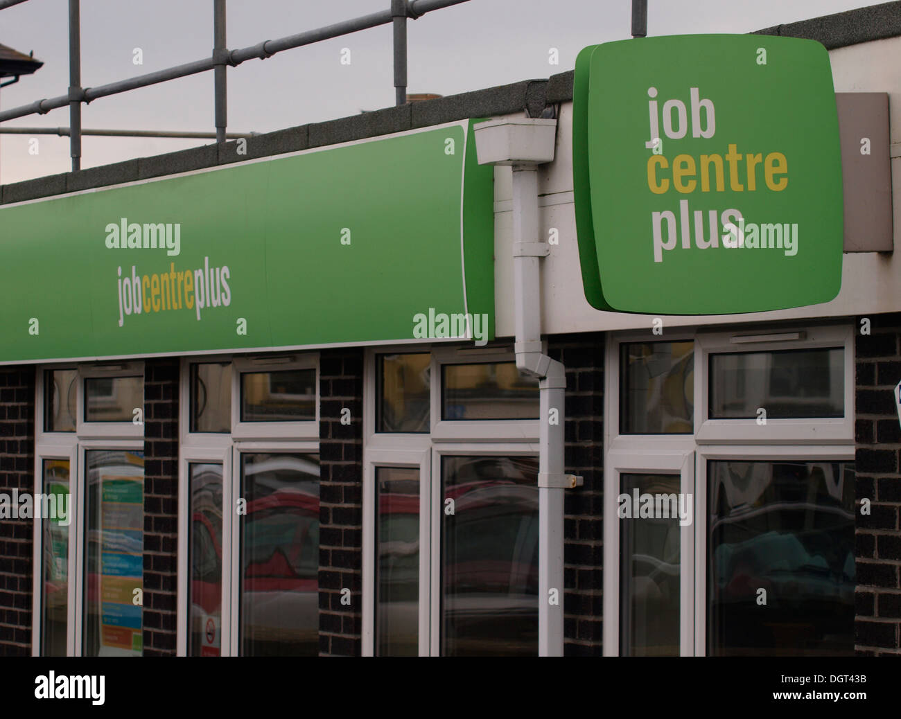 Job Centre Plus Schild über Büro in Bude, Cornwall, UK Stockfoto