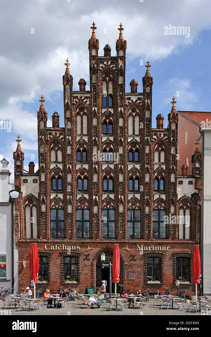 Trat Giebel eines Stadthauses, Backstein-Architektur um 1400, Marktplatz 11, Greifswald, Mecklenburg-Vorpommern Stockfoto