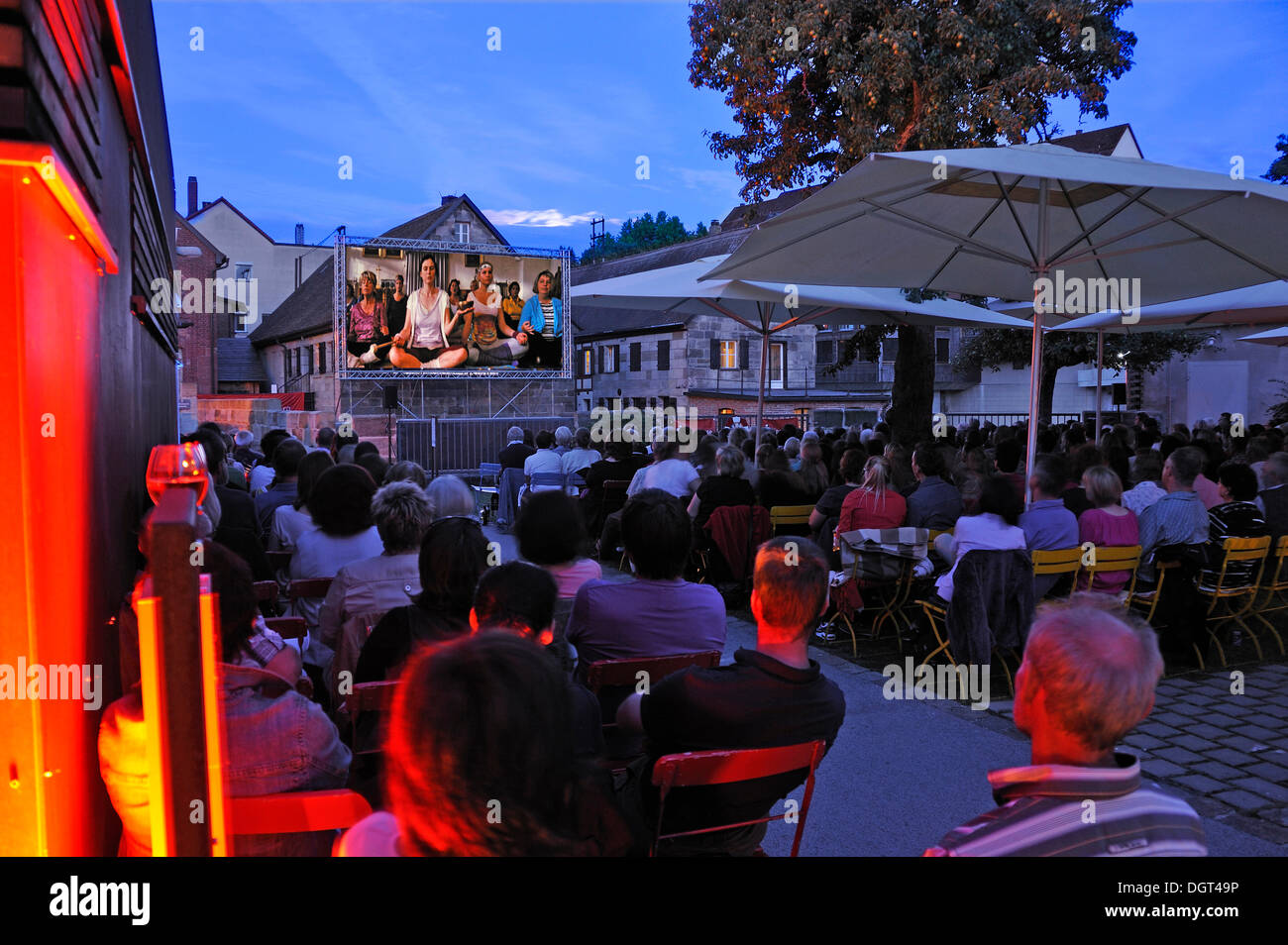 Publikum beim Open air Kino, Lauf Industriemuseum, Sichartstrasse Straße 5-25, Lauf, Middle Franconia, Bayern Stockfoto