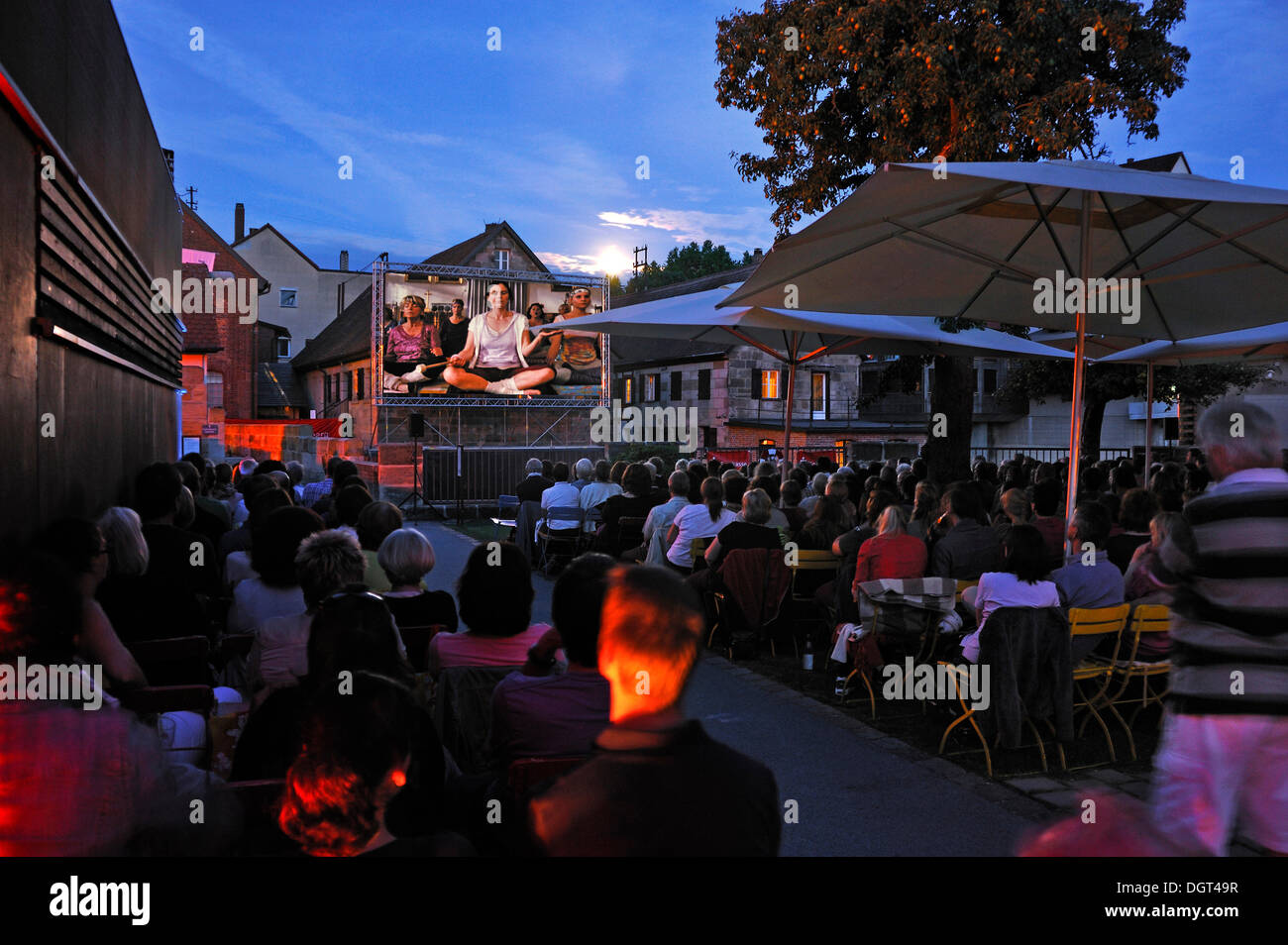 Publikum beim Open air Kino, Lauf Industriemuseum, Sichartstrasse Straße 5-25, Lauf, Middle Franconia, Bayern Stockfoto