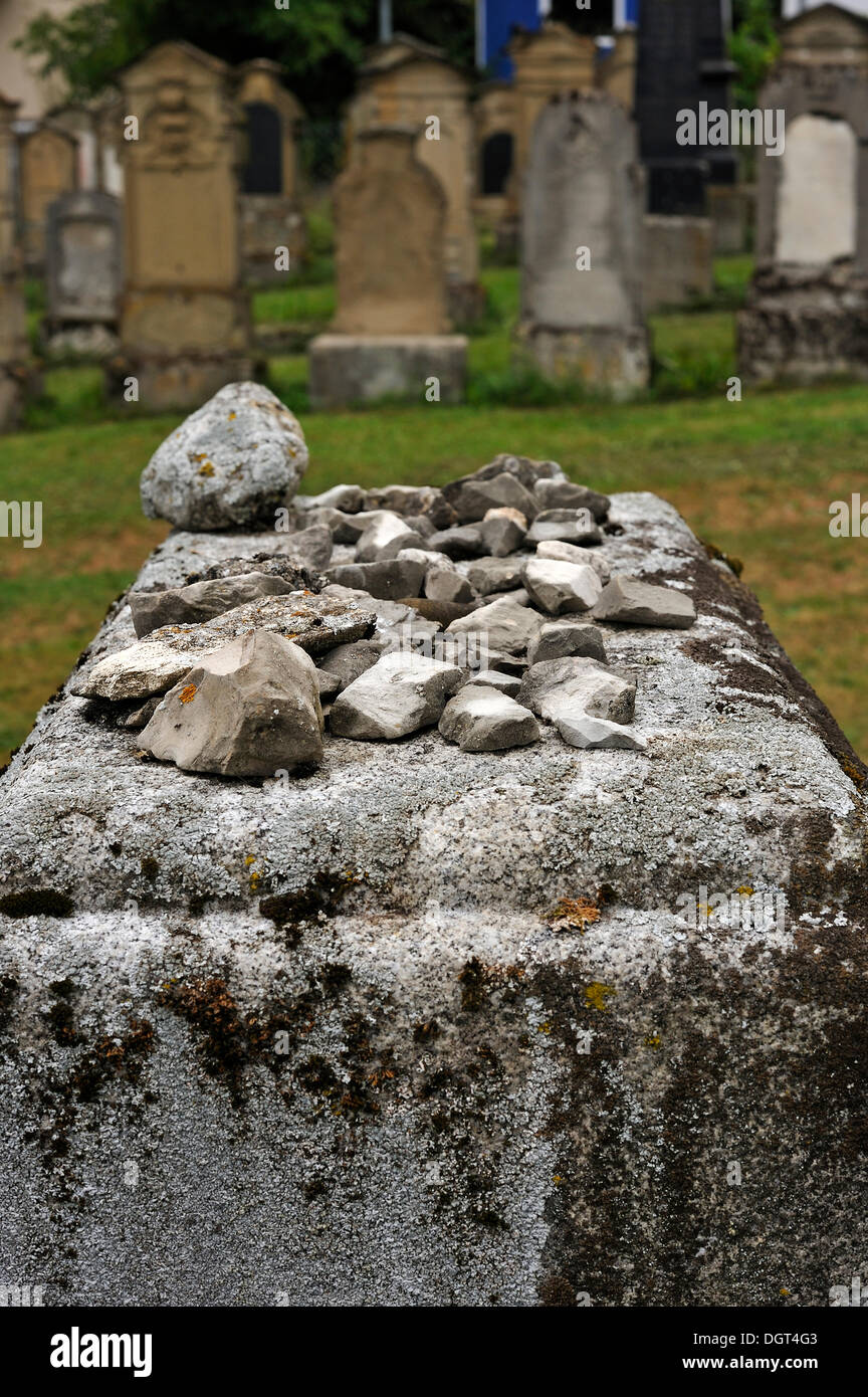 Steinen auf einen Grabstein liegend, als Zeichen der Erinnerung, Grabstein mit den Namen der ermordeten Juden von Schnaittach während der Stockfoto