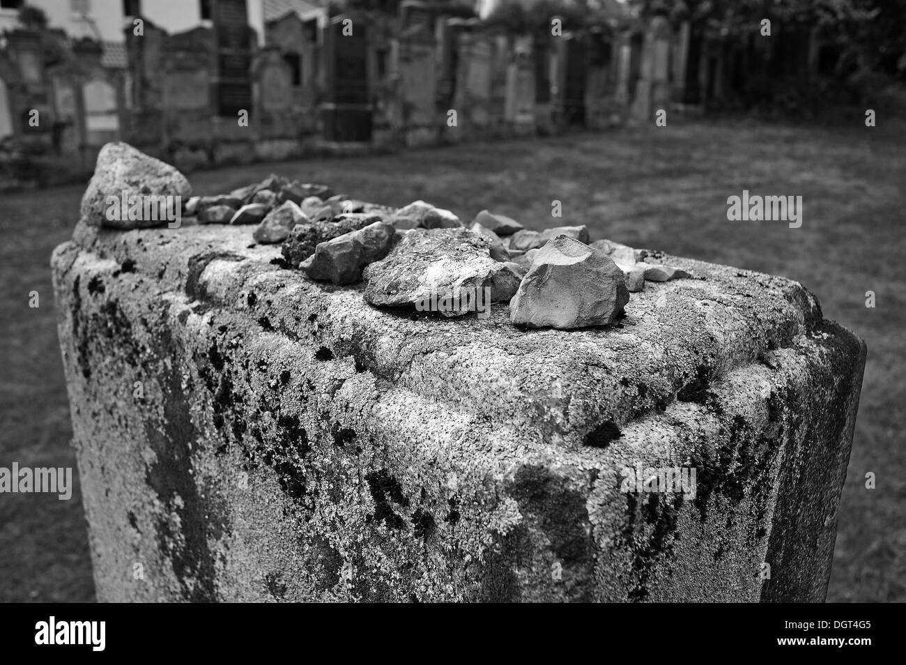 Steinen auf einen Grabstein liegend, als Zeichen der Erinnerung, Grabstein mit den Namen der ermordeten Juden von Schnaittach während der Stockfoto