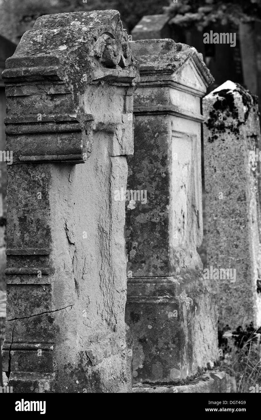 Verwitterte Grabsteine auf dem dritten jüdischen Friedhof von 1897, Schnaittach, Middle Franconia, Bayern Stockfoto