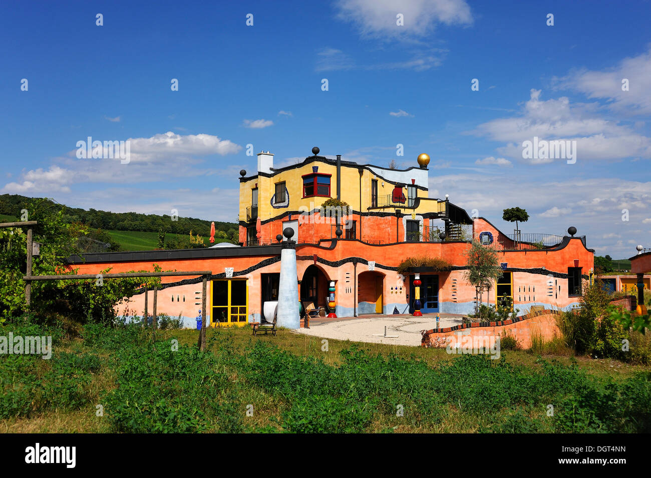 Weingut Hirn Weingut, erbaut von dem Künstler Friedensreich Hundertwasser, umgeben von Weinbergen, Dipbacher Str. 8, Untereisenheim Stockfoto