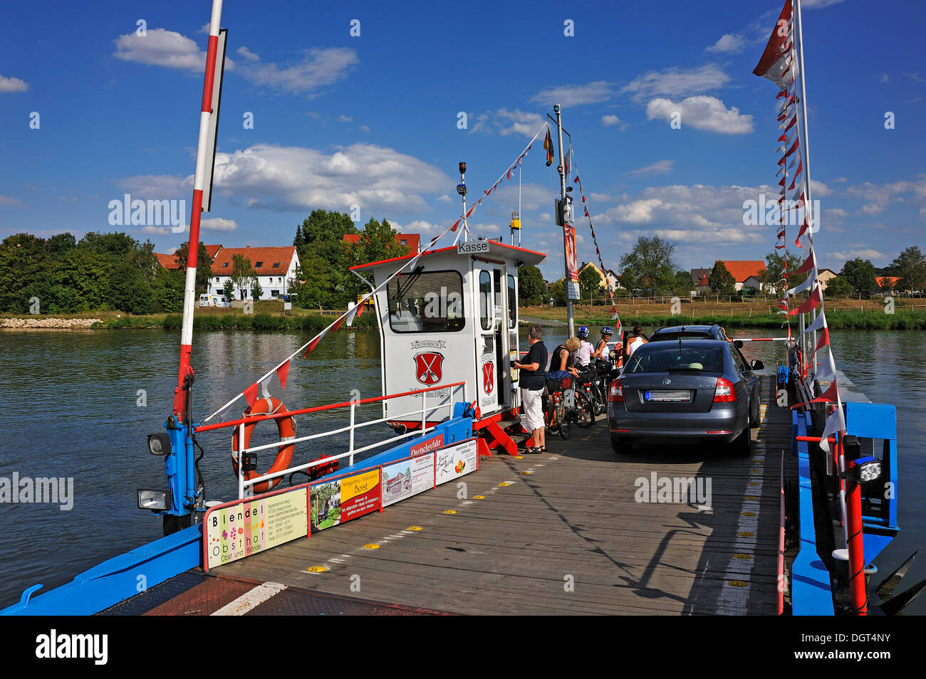 Wipfeld ferry mit Passagieren vor der Abreise, Mainufer, hinter dem Dorf Fahr, Wipfeld, Franken, Niederbayern Stockfoto