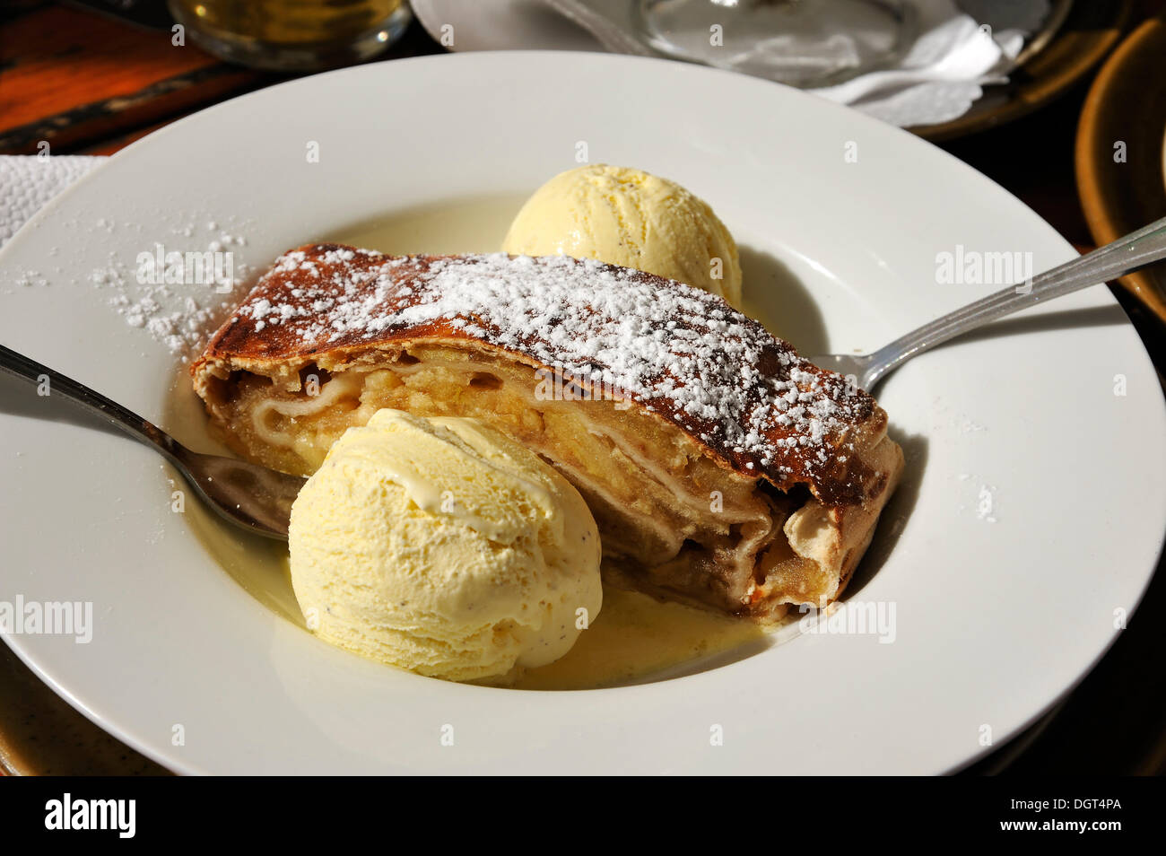 Apfelstrudel mit Vanilleeis auf einem weißen Teller, Nürnberg, Middle ...